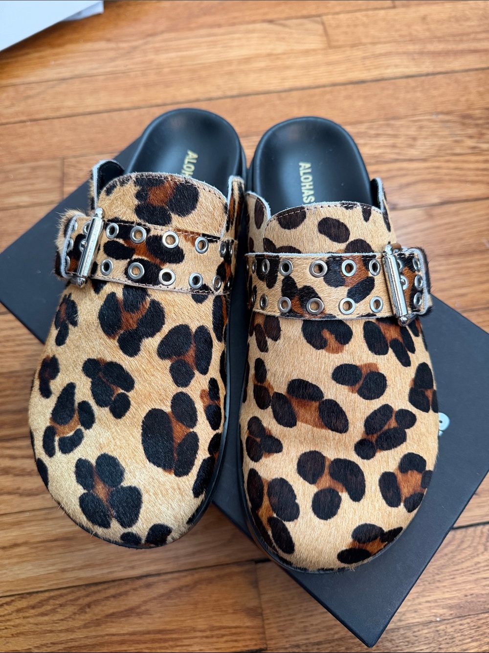 ALOHAS HALIA MULE DOFT BEIGE (LEOPARD) US SIZE 9 (worn once) Retail $220 SOLDOUT